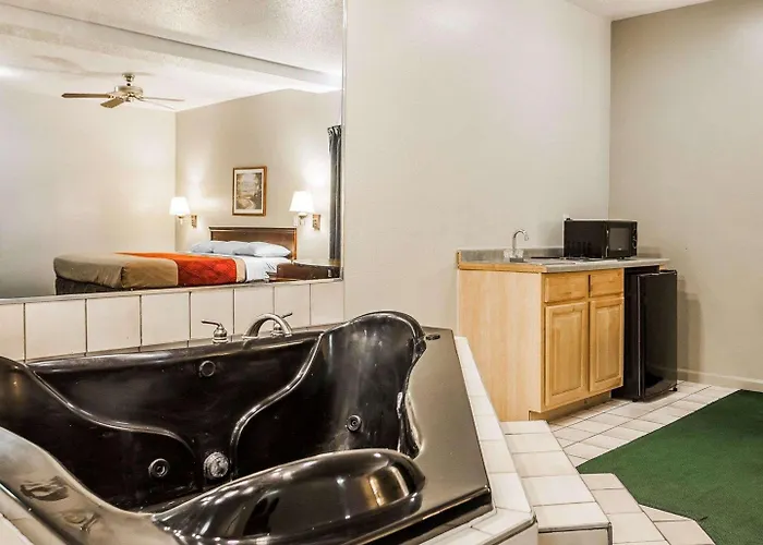 Econo & Granite - St Louis Hotel